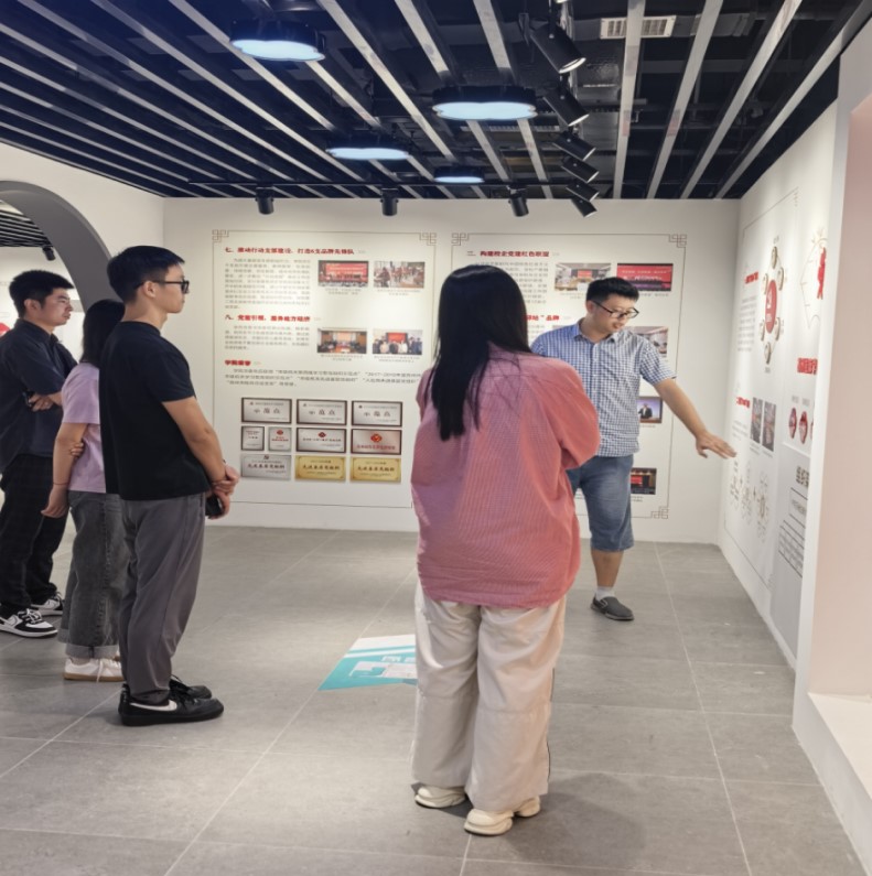 tt1pa877p43hpentd59nus5rcv5.jpg 党群服务中心现场参观.jpg