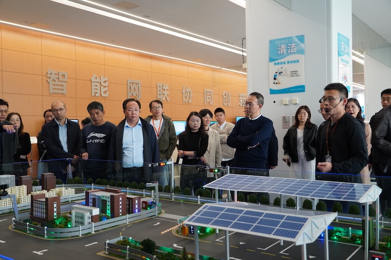 ubhe9qbgin267hekmhg9khf1a99.jpg 参观实训中心.JPG