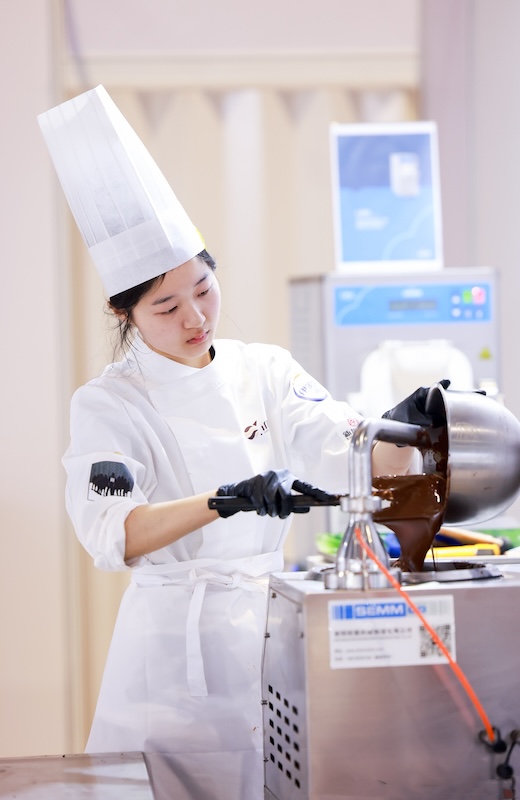 t9nhj2ptngv7e4q36u7h0k11sn7.jpg 赵曦与巧克力.jpg