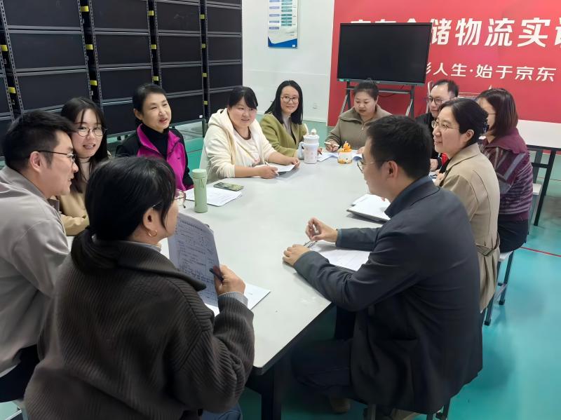 8c2pu593ufhqkr2d217b83q6ah6.jpg 听课老师们参与评课(1).jpg