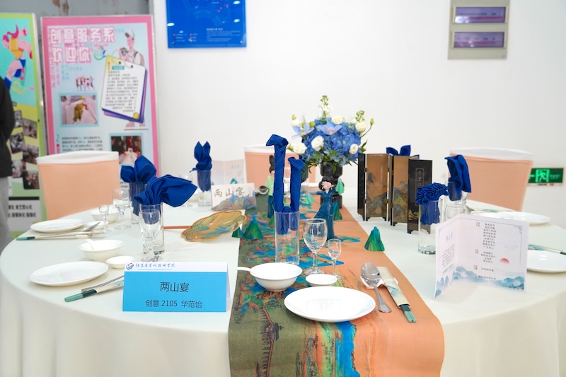 dg5ddedfou1kkc2do4jr20l7om9.jpg “两山宴”中餐宴会摆台.JPG