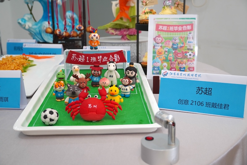 hv623jd4qtb8j48sgl9sbbsr3p6.jpg 翻糖版“苏超1班”毕业照.JPG