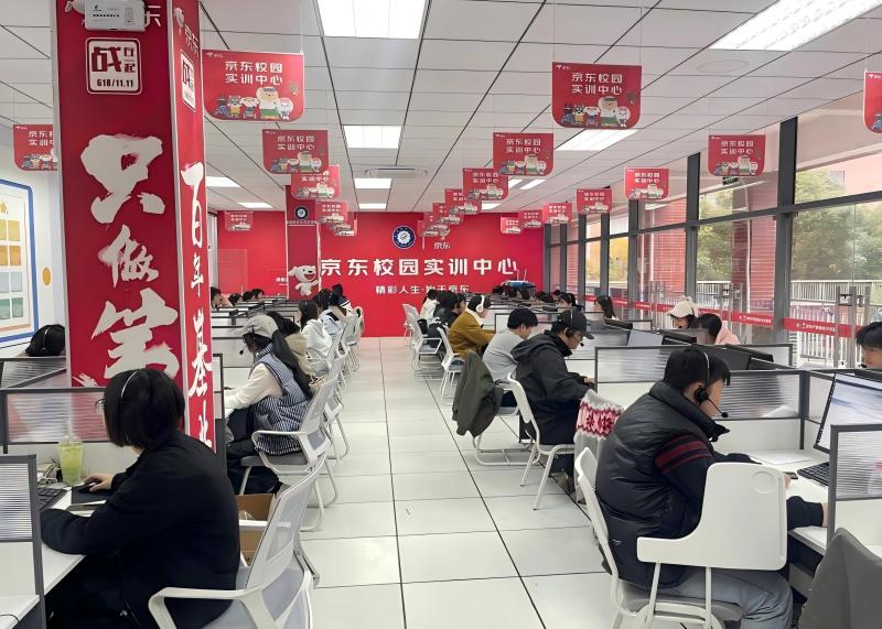 hi1s02vf3ge954fnc537kiudqr1.jpg 实训课堂现场(1).jpg