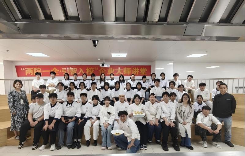 mjvktnp7lgm6h66kp3r99jt7k06.jpg 苏州市会议中心大酒店厨师长赵东明大师到校开展专题授课(1).jpg