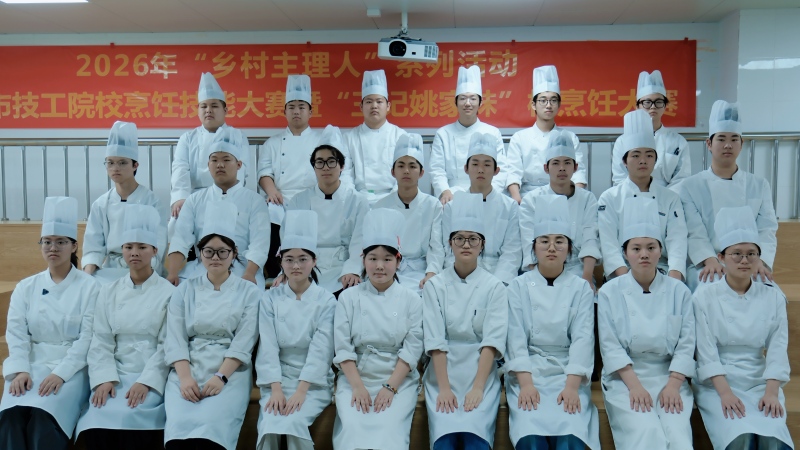 苏州市吴中技师学院参赛学生合影(1).jpg