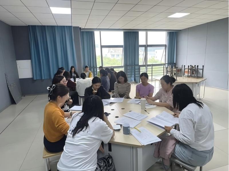 听课教师认真评课(1).jpg